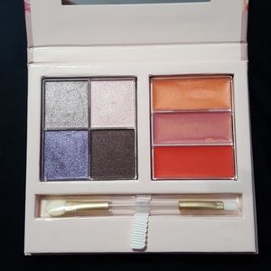 Mary kay into the garden color compact
